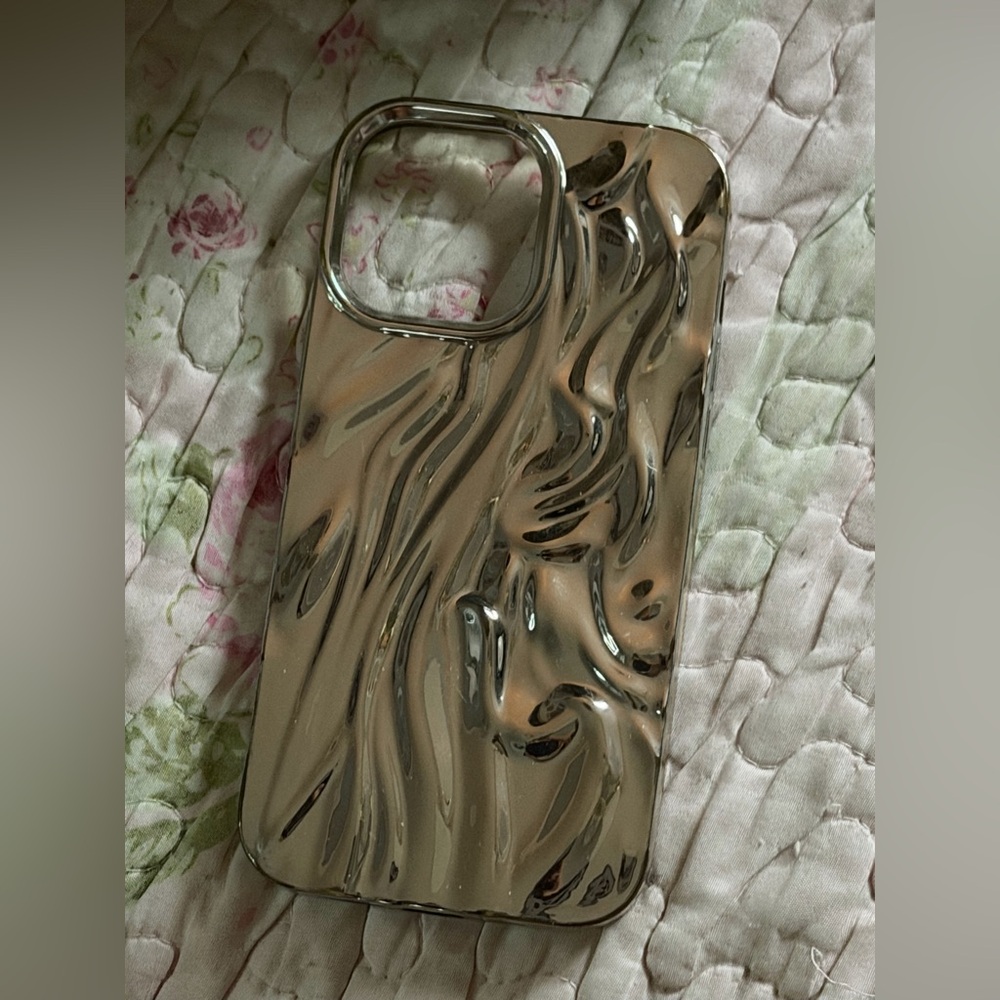 Sleek Metallic Wave Phone Case - Silver